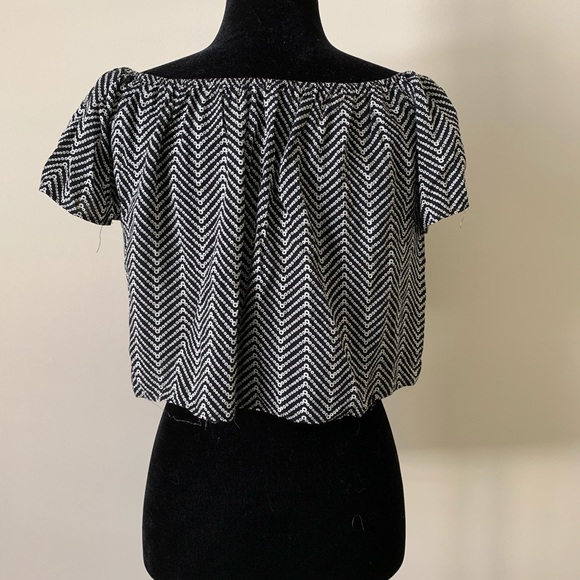 Pattern Crop Top - Picture 3 of 5